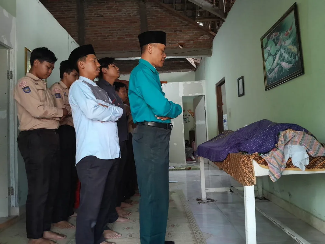 MTsN 8 Sleman Lakukan Silaturahmi dan Takziyah ke Rumah Nabila Yevana