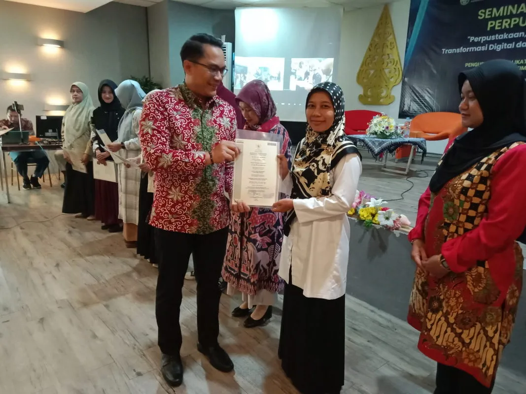 Nuzul, Pustakawan MAN 3 Sleman Terima Sertifikat Sertifikasi Pustakawan DIY