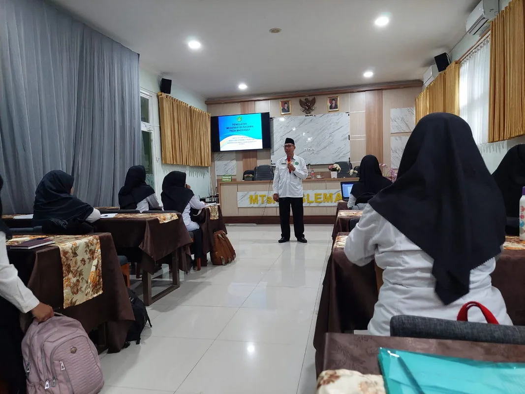 Guru Bahasa Inggris MTsN 8 Sleman Ikuti MGMP di MTsN 6 Sleman