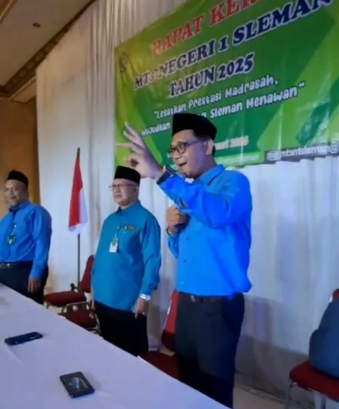 Hendy, Kepala Tata Usaha MTsN 1 Sleman, Tutup Raker dengan Lagu “Kemesraan”