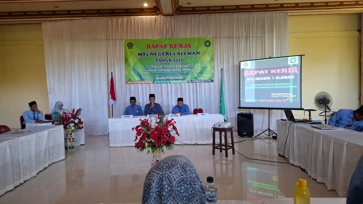 Kankemenag Sleman Sidik Pramono Beri Sambutan dalam Raker MTsN 1 Sleman