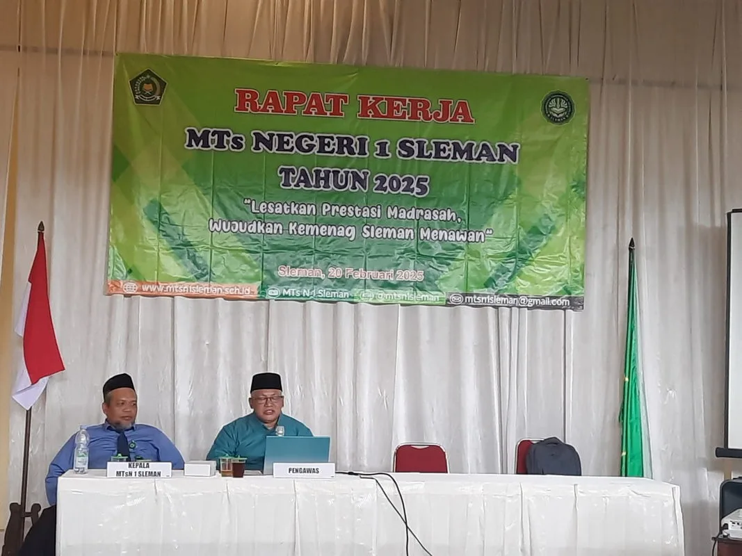 Pengawas Madrasah Daryono Berikan Pengarahan dalam Raker MTsN 1 Sleman