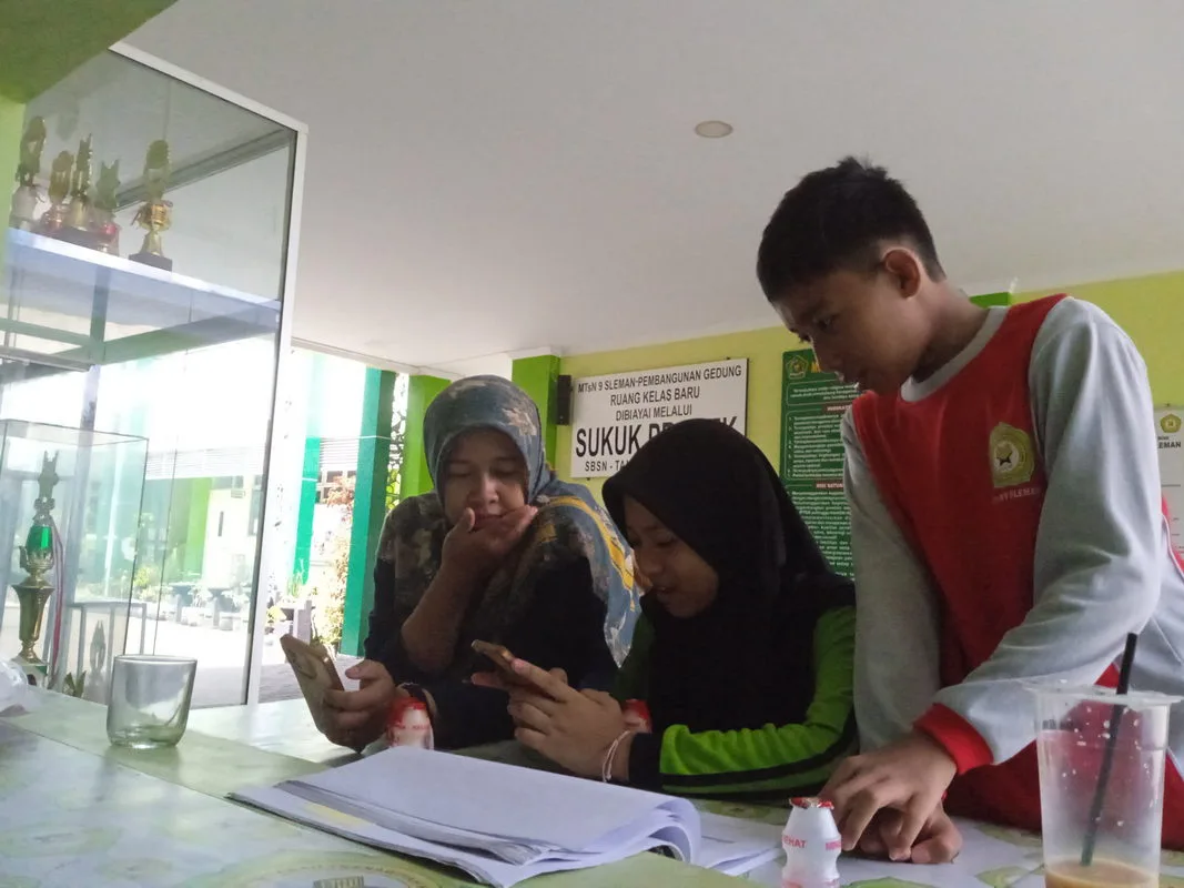 OSIS MTs Negeri 9 Sleman Kolaborasi dengan Perpustakaan Lentera untuk Pembuatan Akun Instagram Akreditasi