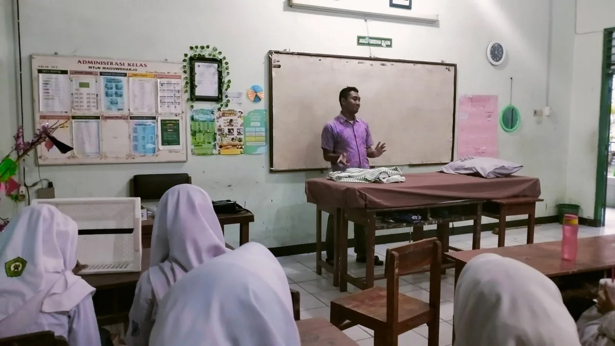 Pembina PMR MTs Negeri 9 Sleman Latih Anggota PMR Menjaga Kebersihan dan Kerapihan UKS