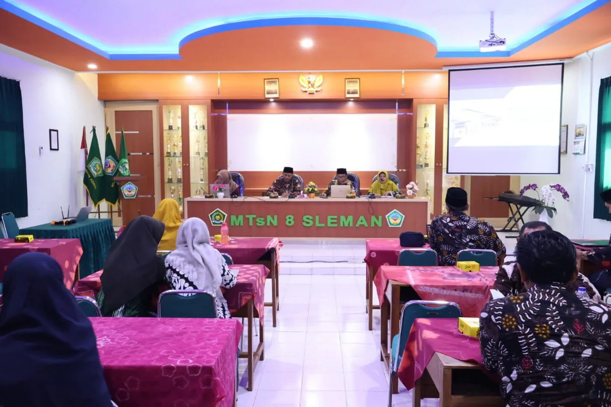 Kepala MTsN 8 Sleman Berikan Pembinaan dalam Rapat Penyusunan RKT 2025