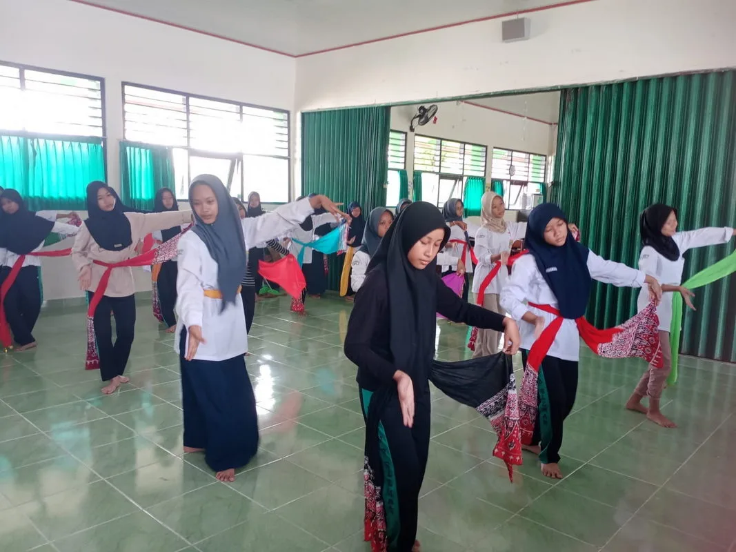 Peragakan Tarian Incling Jangget, Peserta Ekstrakurikuler MTs Negeri 3 Sleman Hingar Bingar