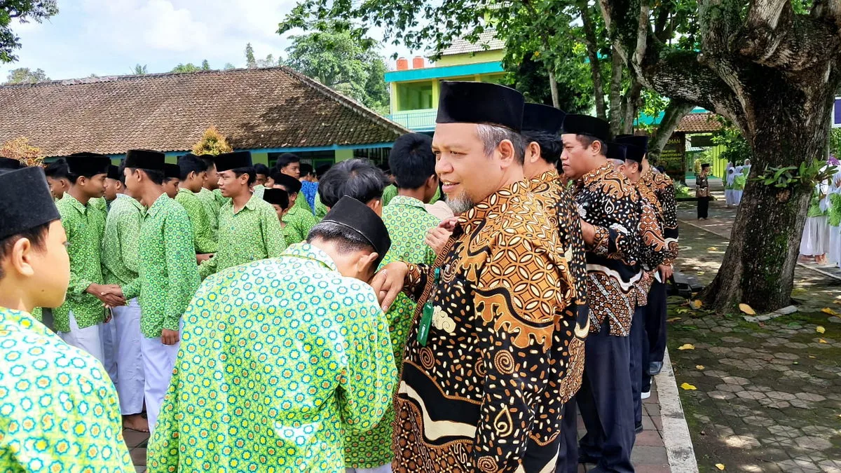 Sucikan Hati, Guru dan Siswa MTsN 1 Sleman Bersalam-Salaman