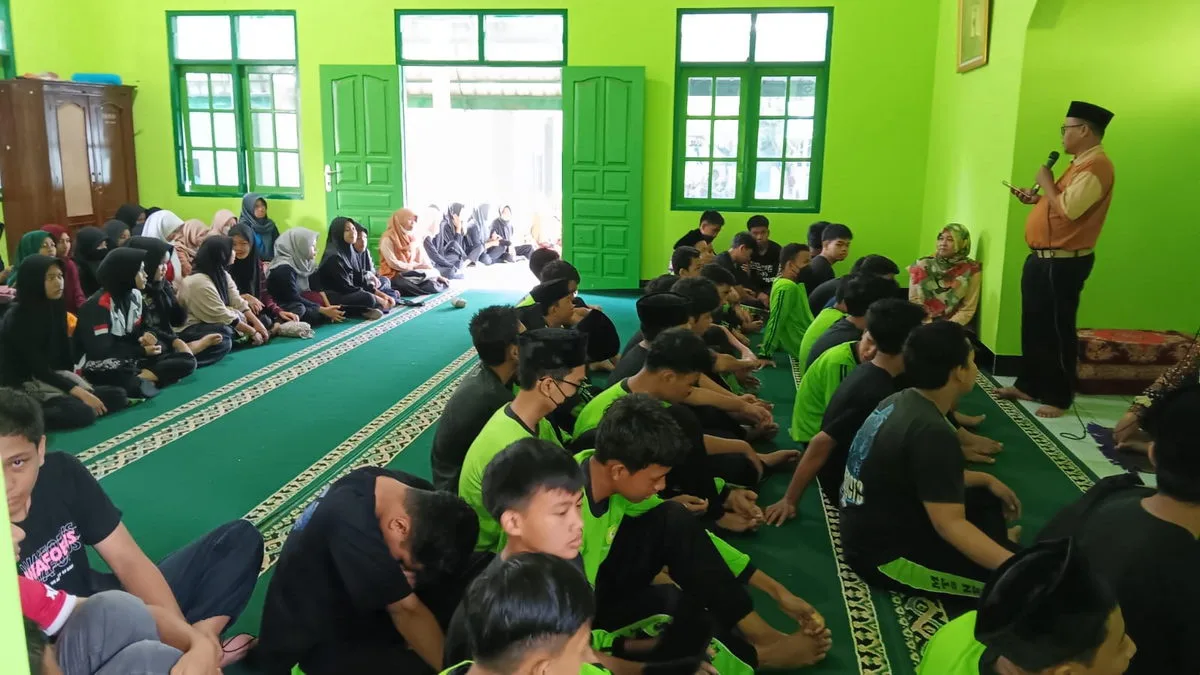 Berharap Keberkahan dan Kelancaran, MTsN 9 Sleman Laksanakan Sholat Dhuha dan Pengarahan Sebelum Pelaksanaan Mural