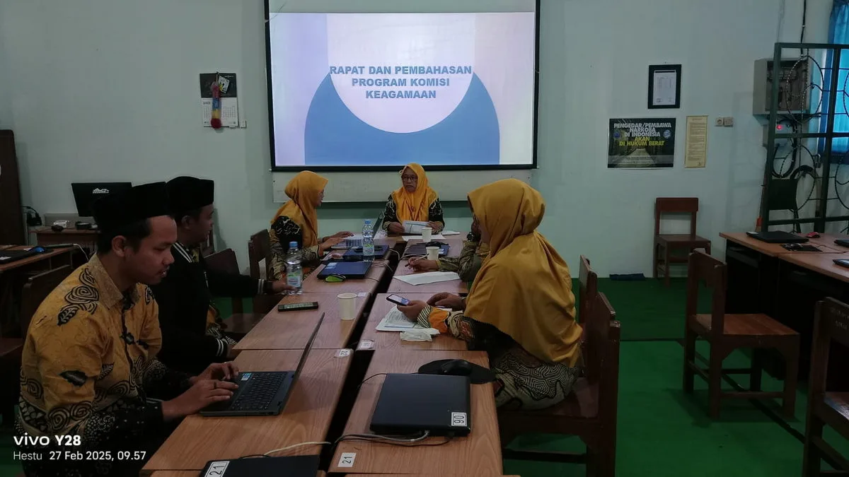 Diskusi dan Pembahasan Komisi 3 Bidang Keagamaan dalam Raker MTsN 9 Sleman Tahun 2025 Hasilkan 9 Program