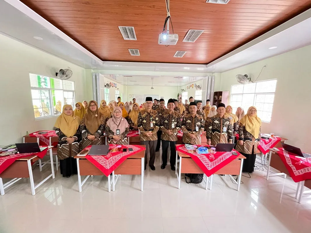 Membangun Madrasah Unggul, MTsN 4 Sleman Bahas Program Komisi dalam Rapat Kerja