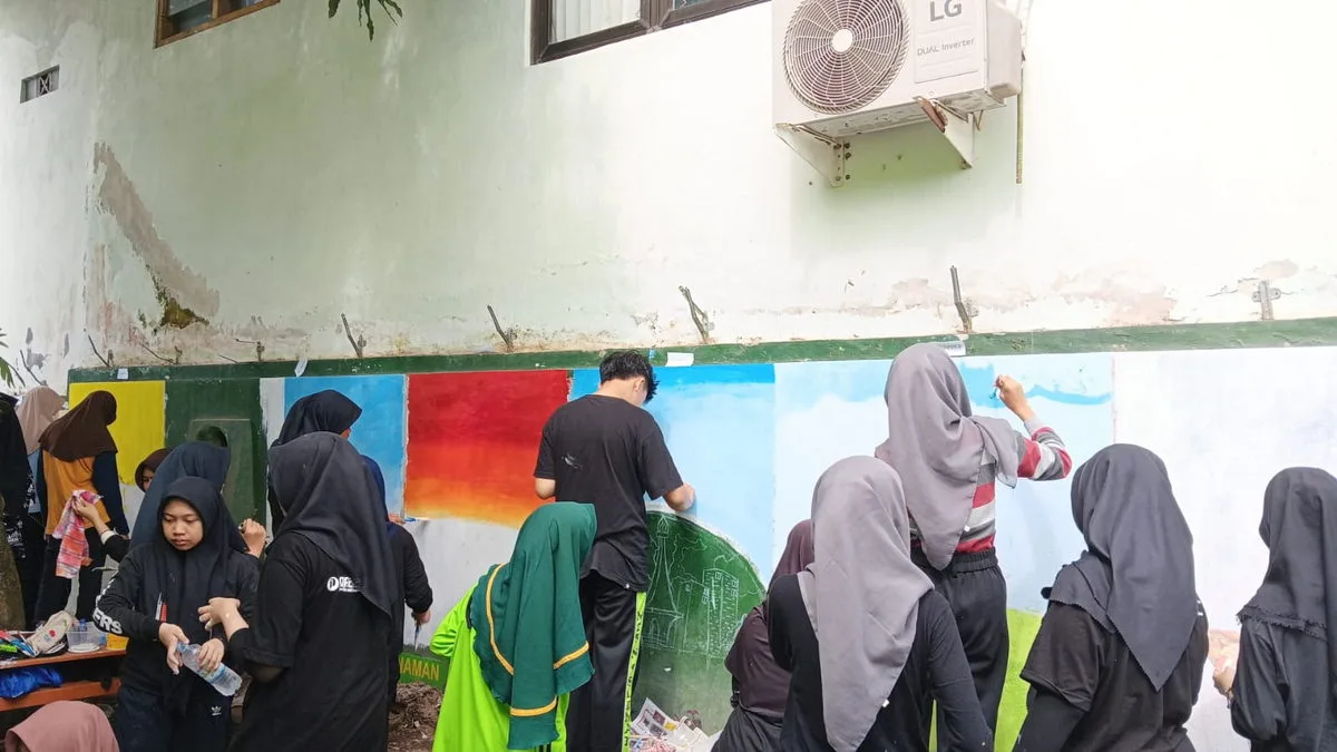 Tingkatkan Kreativitas dan Munculkan Kebersamaan, MTsN 9 Sleman Adakan Kegiatan Mural