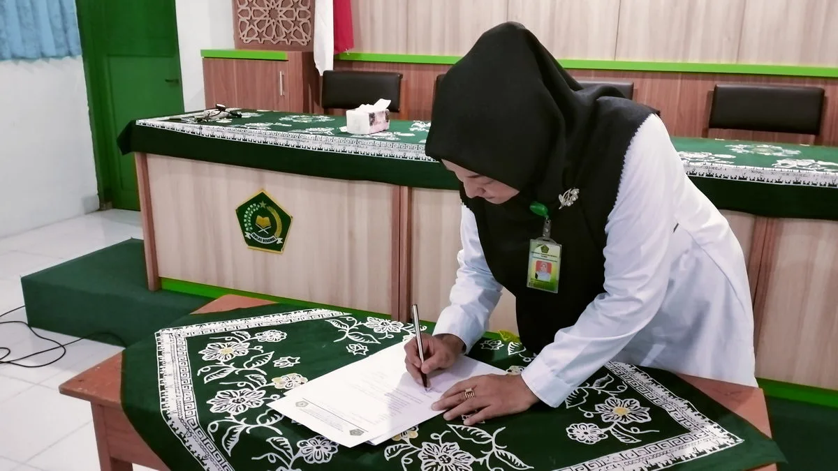 Guru dan Pegawai MTs Negeri 9 Sleman Tandatangani Pakta Integritas Bersama Kepala Madrasah