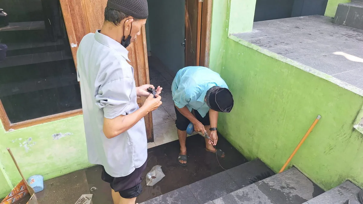 Tingkatkan Kenyamanan, MTsN 9 Sleman Perbaiki Saluran Air Ruang OSIS