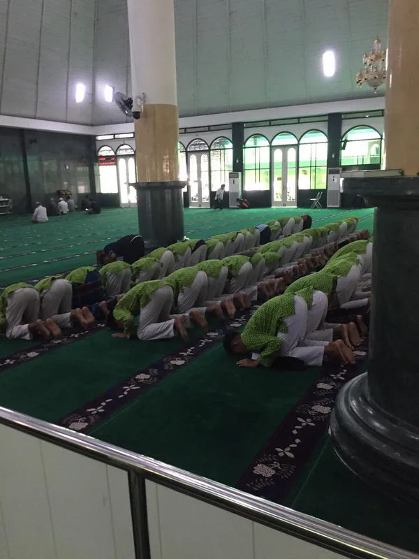 Tingkatkan Spiritual, Siswa MTsN 9 Siswa Salat Zuhur di Masjid Agung Sleman