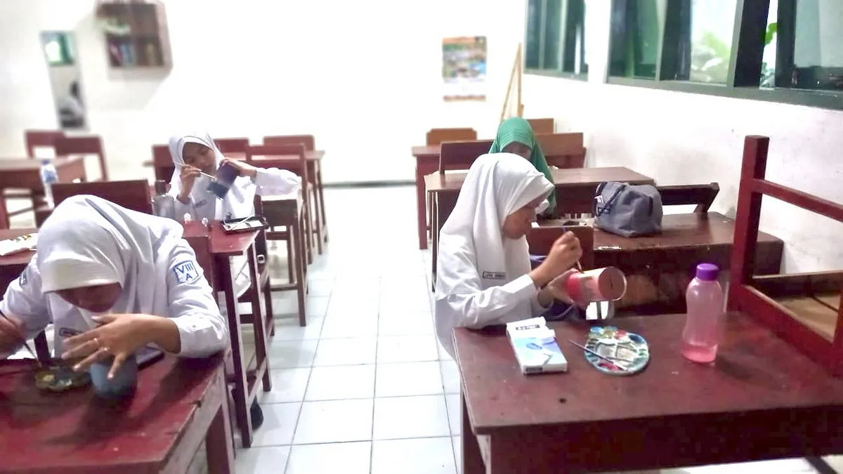 Ekstrakurikuler Kaligrafi MTs Negeri 3 Sleman Praktikkan Ragam Hias Kaligrafi