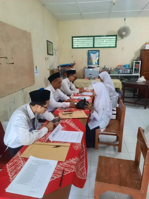 Siswa MTsN 4 Sleman Antusias Tunaikan Zakat Fitrah, Berkah Ramadan Kian Terasa