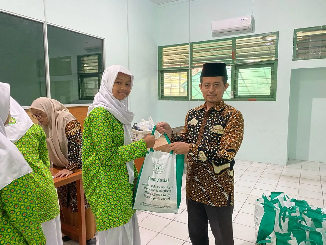 MTsN 9 Sleman Salurkan Baksos ke Siswa yang Membutuhkan