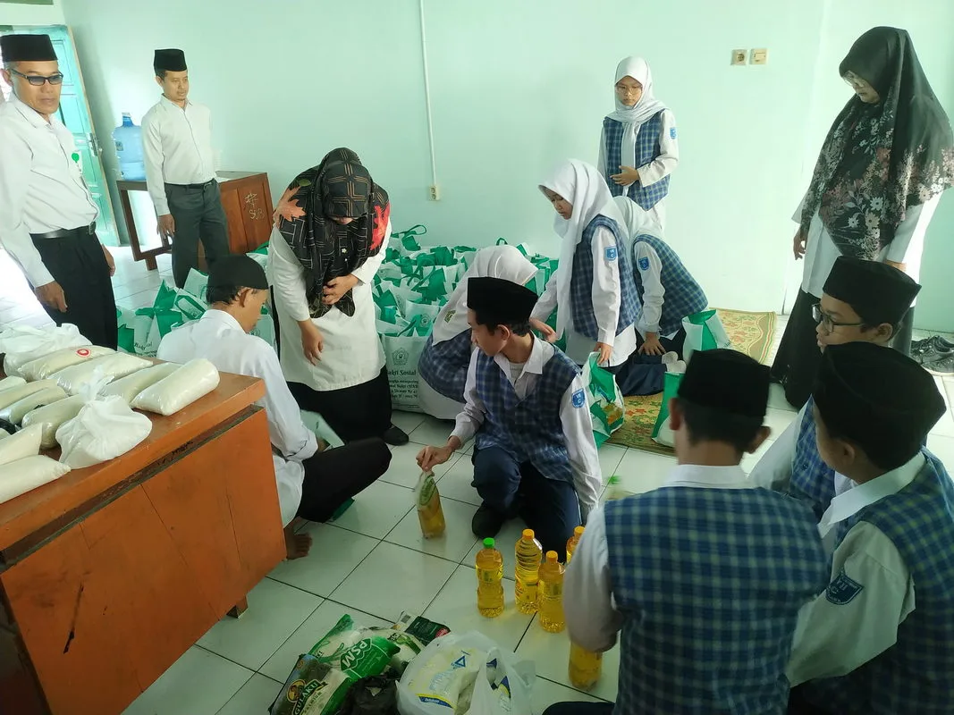 MTsN 9 Sleman Siapkan Sembako untuk Perayaan Hari Amal Bhakti Ke- 47