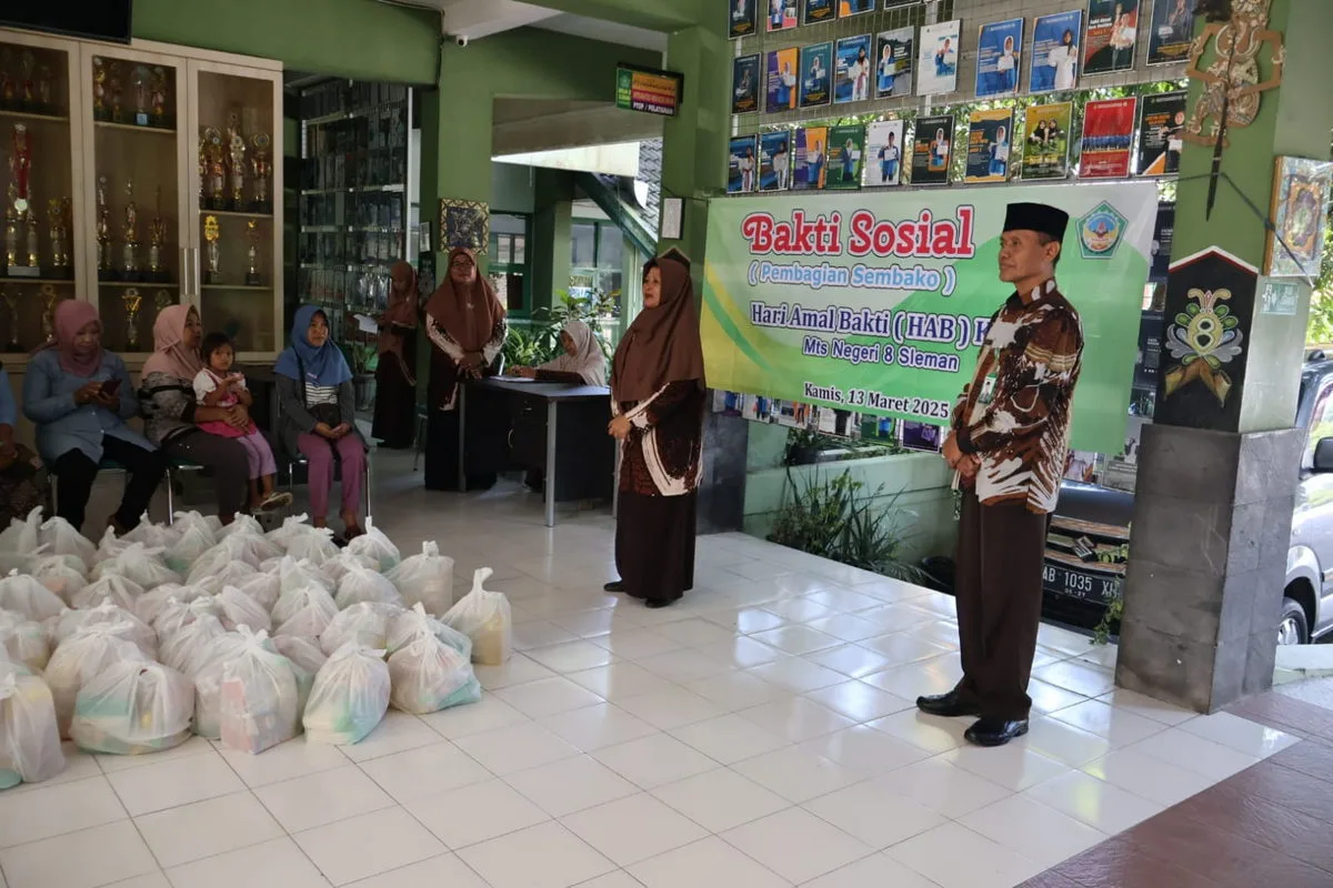 Kepala MTsN 8 Sleman Sampaikan Sambutan dalam Bakti Sosial Peringatan HAB ke-47