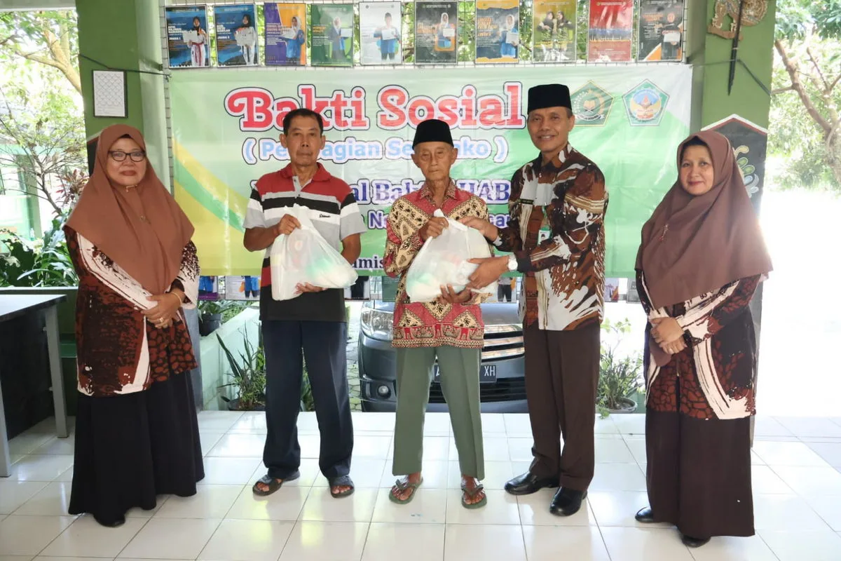 Kepala MTsN 8 Sleman Serahkan Langsung Bantuan Sembako dalam Peringatan HAB ke-47