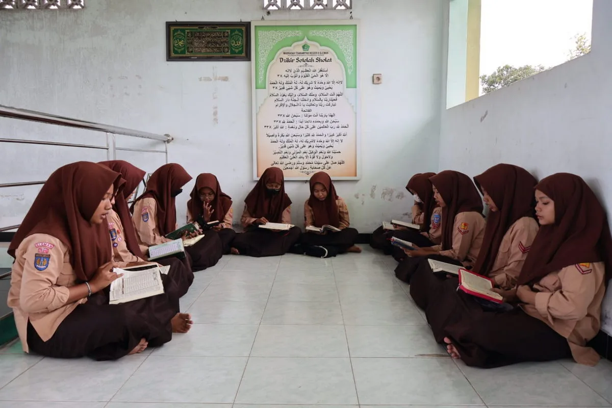Siswa MTsN 8 Sleman Berpartisipasi dalam Program Indonesia Khataman Al-Qur’an di Masjid Nurul Ummah