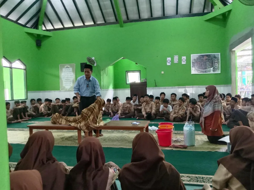 Antusias, Siswa MTsN 10 Sleman Ikuti Pelatihan Perawatan Jenazah