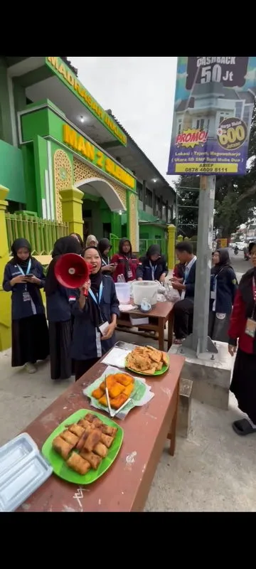 Kolaborasi OSIS dan Rohis MAN 2 Sleman Adakan Pasar Ramadhan