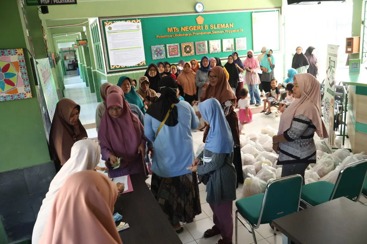 Peringati HAB ke-47, MTsN 8 Sleman Adakan Bakti Sosial Pembagian Sembako