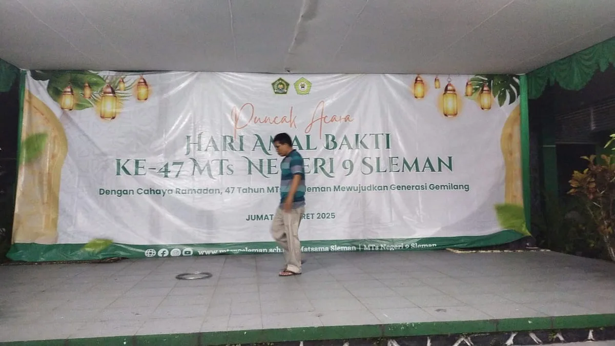 Siapkan Puncak Acara HAB ke-47 MTsN 9 Sleman, Tim Panitia Pasang Tenda dan Banner