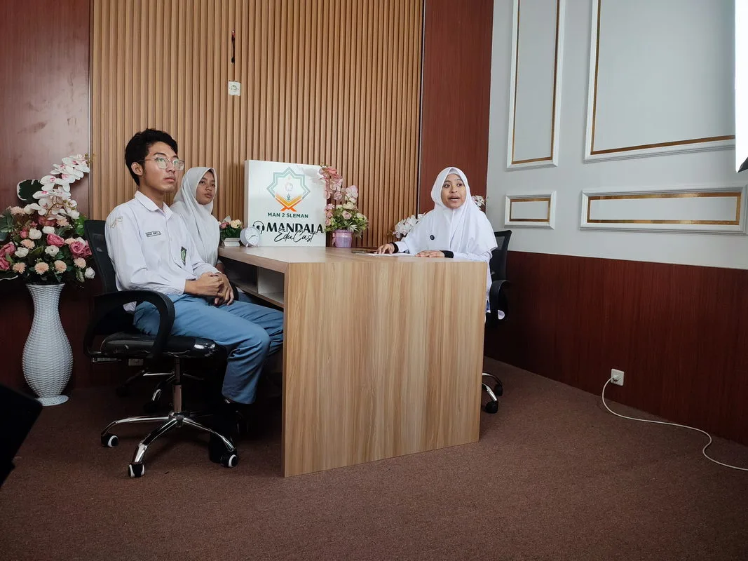 Tim Creative Media MAN 2 Sleman Perdana Rekaman Podcast Mandala Educast