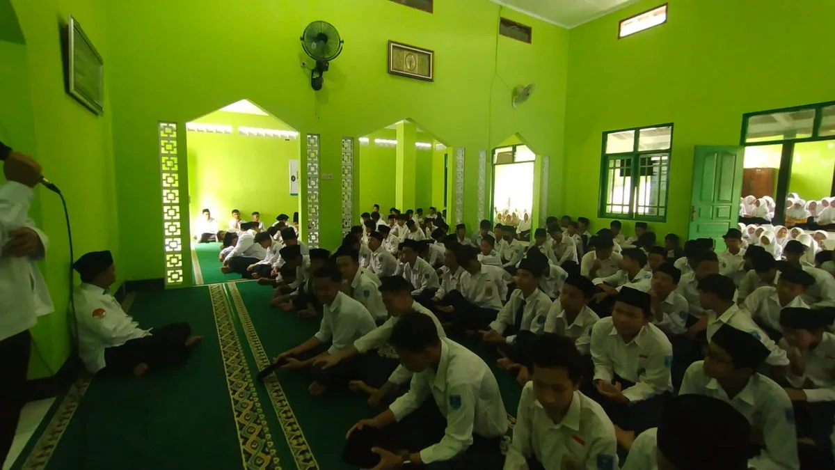 MTsN 9 Sleman Gelar Pengajian Nuzulul Qur’an, Ustadz Anton Husni Mubarok, S.Sos.I Al-Qur’an Petunjuk Hidup Umat Islam