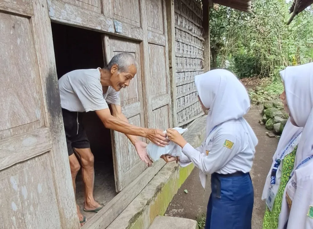 OSIS MTsN 1 Sleman Berbagi Berkah, Puluhan Warga Terima Manfaat
