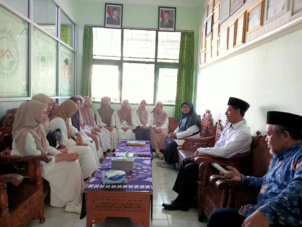 Kepala MTsN 1 Sleman Terima Siswi MAN 1 Sleman untuk Bantu Pembelajaran Iqra, Tahfidz, dan Al-Quran selama Ramadan