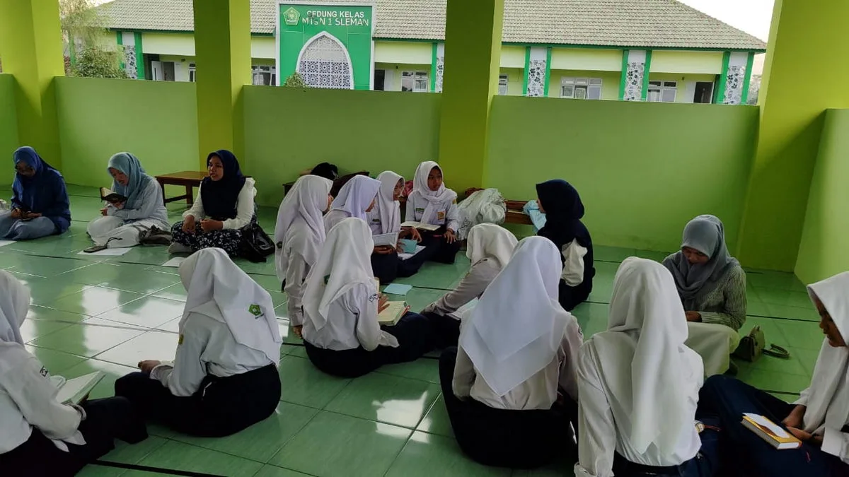 Kolaborasi Siswa MAN 1 Sleman dalam Program Percepatan Baca Qur’an dan Tahfidz di MTsN 1 Sleman