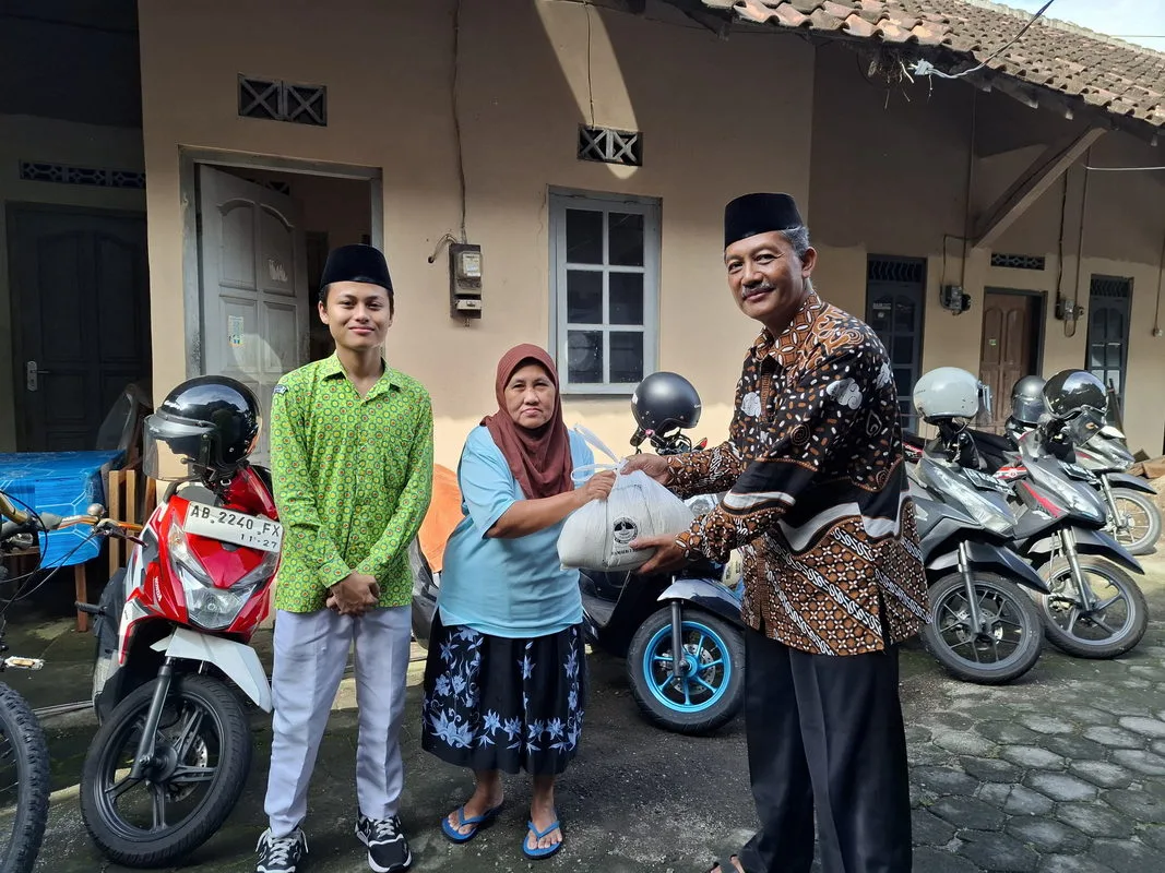 OSIS MTsN 2 Sleman Turut Andil dalam Penyaluran Zakat pada Warga Sekitar