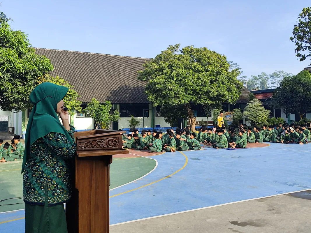 Kultum MTs N 3 Sleman Hari Keenam Ajak Umat Hiasi Diri dengan Akhlak Mulia di Bulan Ramadan
