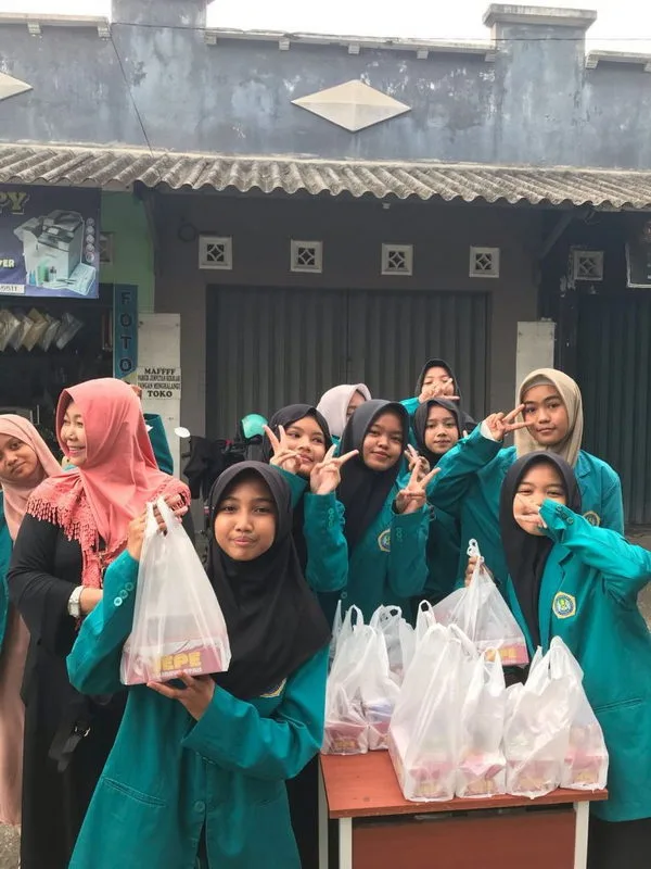 OSIS MTsN 4 Sleman Berbagi Takjil, Wujud Kepedulian di Bulan Ramadhan