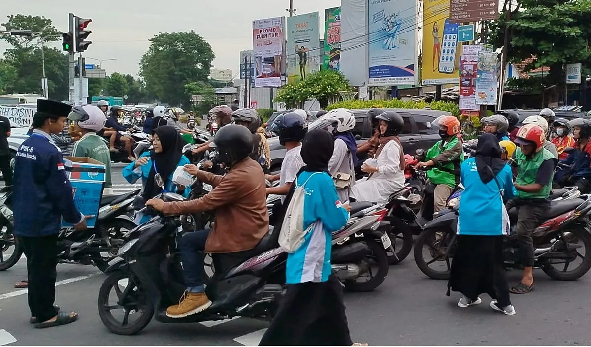 Rohis FORDA dan PIK-R MAN 1 Sleman Tebar Takjil untuk Masyarakat