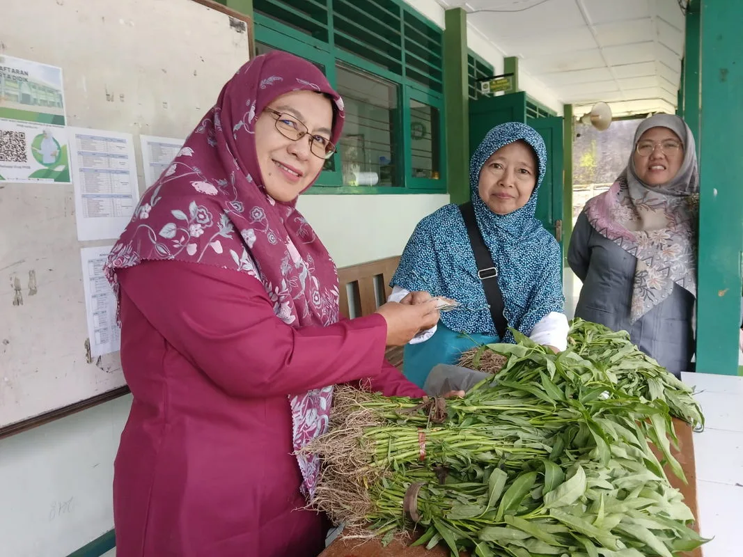 Sayur Segar dari MTsN 1 Sleman, Kini Menjangkau Madrasah Lain dan Warga