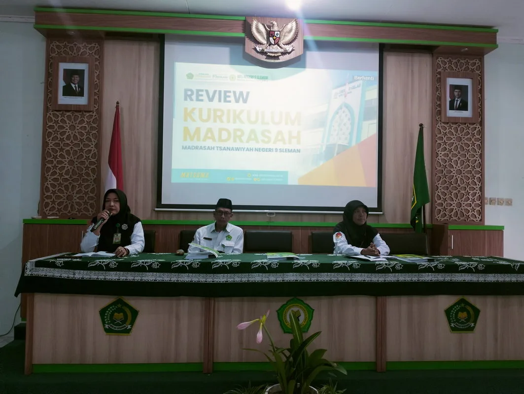 Kepala MTsN 9 Sleman Sampaikan Program Unggulan dalam Review Draft Kurikulum Madrasah