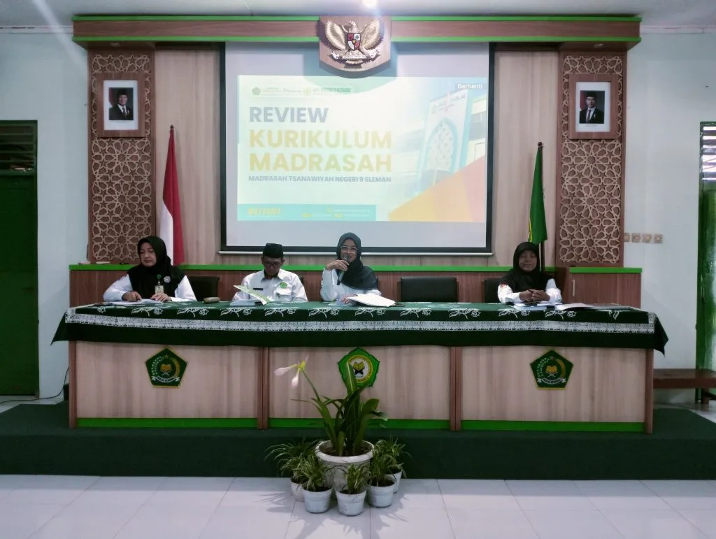 Sub Koordinator Kurikulum dan Kesiswaan Kanwil Kemenag DIY Tekankan Inovasi dalam Pembelajaran pada Review Draft Kurikulum Madrasah di MTsN 9 Sleman