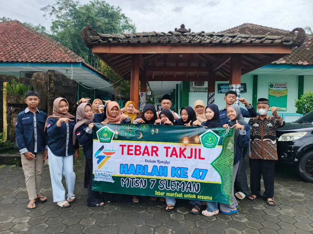 Tebar Keberkahan Ramadhan, MTsN 7 Sleman Bagikan Takjil Gratis Bagi Masyarakat