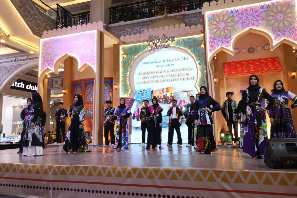 Tim Fashion Show MTsN 8 Sleman Tampil Memukau di Fabulous Kareem JCM
