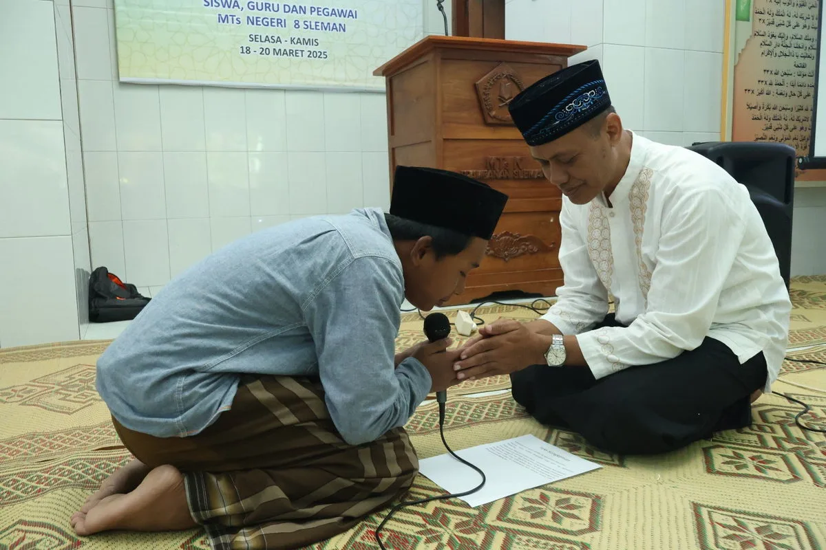 Belajar Sungkeman, Santri MTsN 8 Sleman Lestarikan Tradisi Lebaran