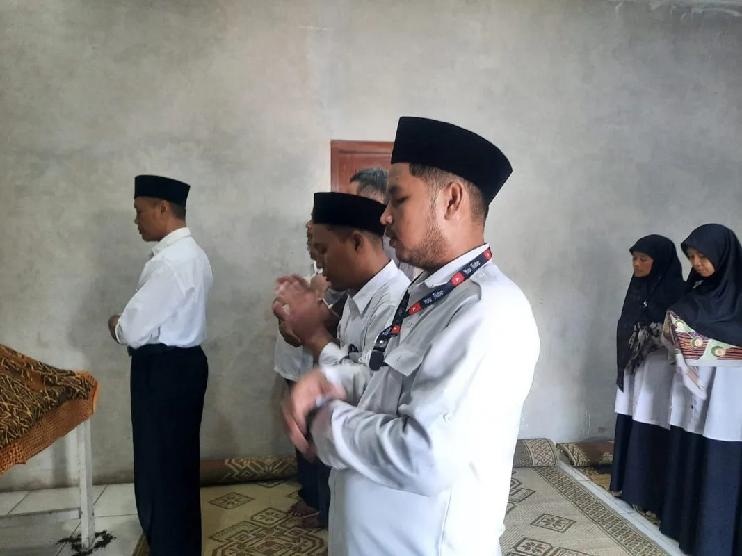 MTsN 8 Sleman Lakukan Takziah ke Rumah Tegar Wahyu Wijaya