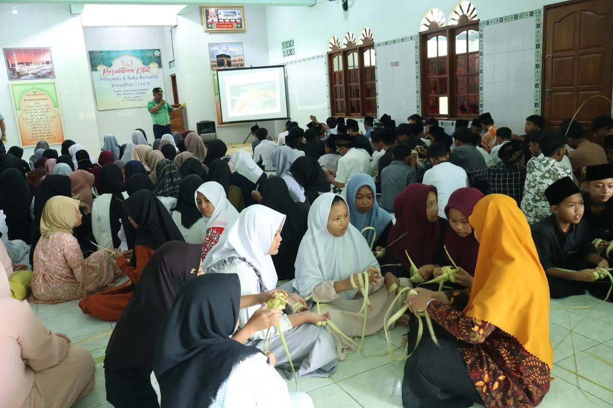 Santri MTsN 8 Sleman Antusias Belajar Menganyam Janur Ketupat