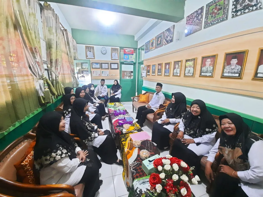 Hari Pertama Masuk Kerja, Guru dan Pegawai MTsN 8 Sleman Gelar Silaturahmi Lebaran
