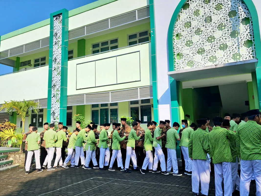 Kegiatan Halalbihalal MTsN 9 Sleman di Hari Pertama Masuk Sekolah