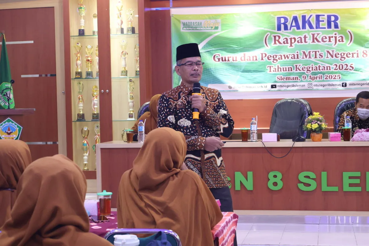 Kepala Kantor Kemenag Sleman Berikan Pengarahan dalam Rapat Kerja MTsN 8 Sleman Tahun 2025