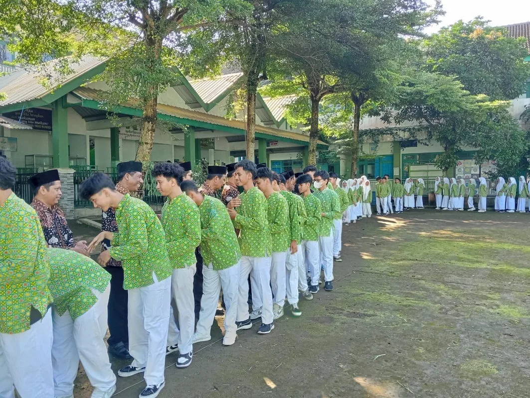 Melestarikan Tradisi! Guru, Pegawai, dan Siswa MAN 5 Sleman Laksanakan Halal Bihalal